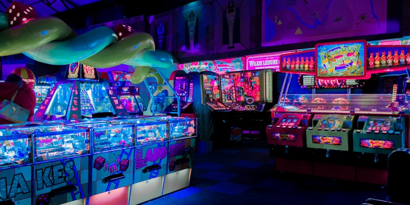 电竞MSI季中冠军赛报道配图 - 比赛现场绚丽的灯光与观众热烈的氛围