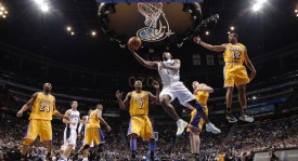 雄鹿首轮出局，字母哥加盟篮网/尼克斯：重建之路与市场效应分析